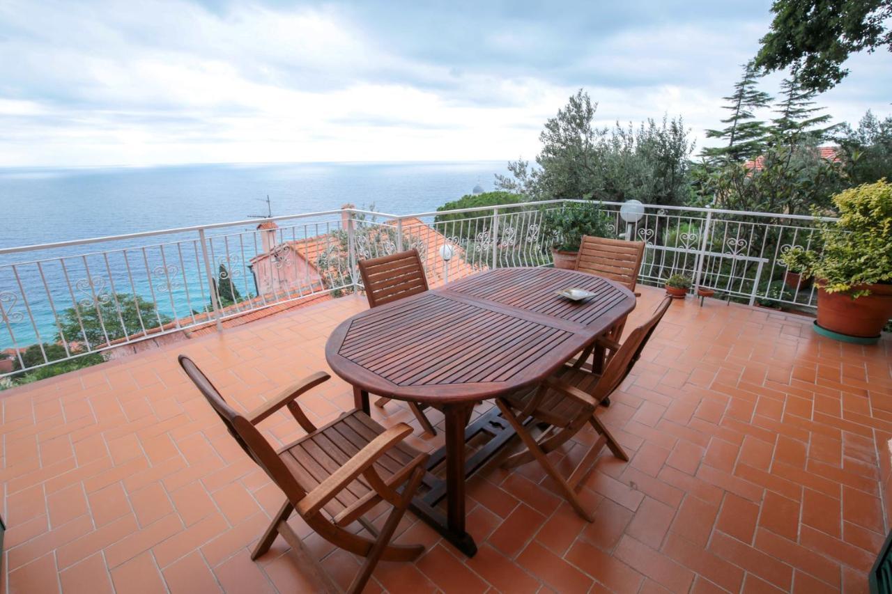 Villa Gio - Terrazza Nel Blu Bergeggi Buitenkant foto